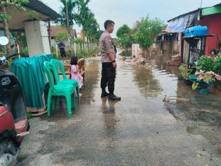 Turut Prihatin Kapolsek Siak Hulu Sambangi Perumahan Warga Terdampak Banjir